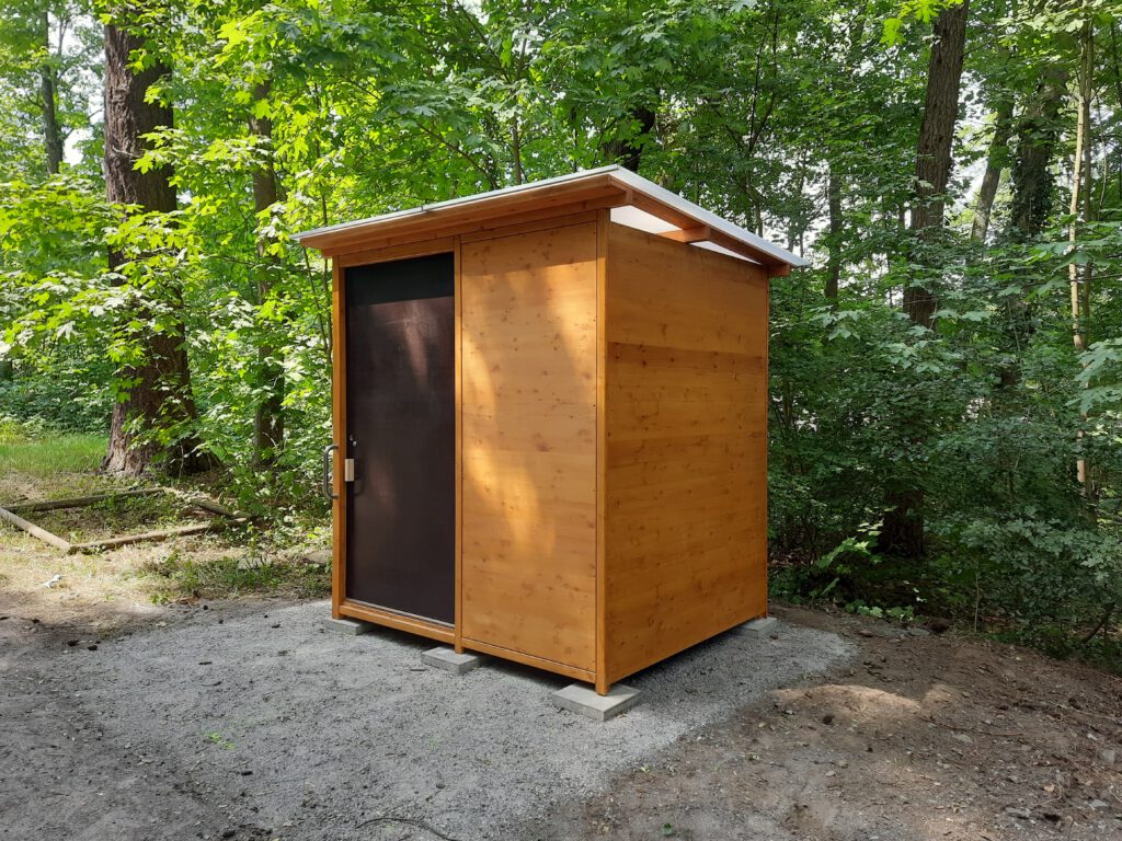 Toilette 'WALD-barrierefrei' auf Steinplatten