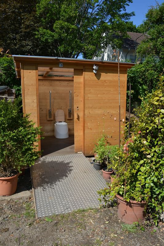 Toilette WALD barrierefrei nach DIN mit Ecodomeo. Blick in die Kabine