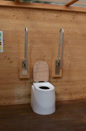 Toilette WALD barrierefrei nach DIN mit Ecodomeo. 90 cm links und rechts, Stützklappgriffe