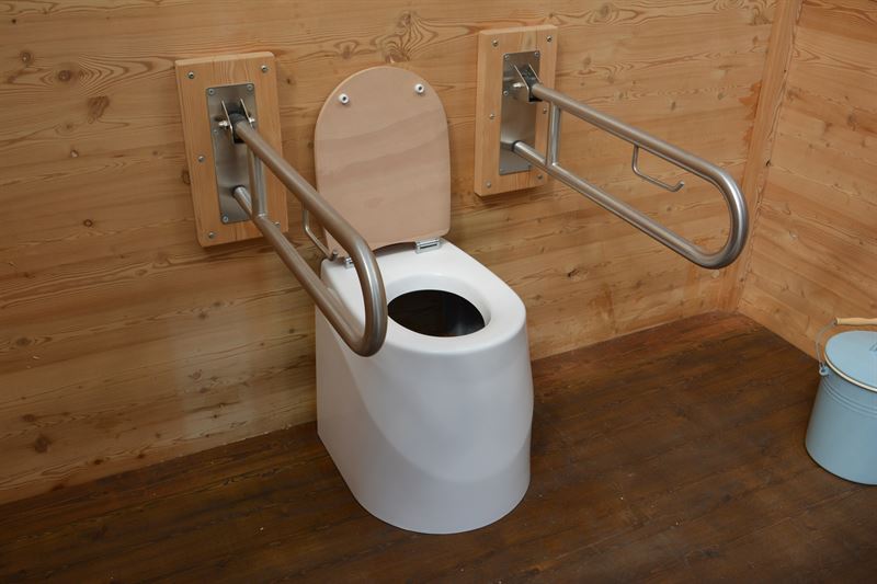 Toilette WALD barrierefrei nach DIN. Sitz ECODOMEO mit Stützklappgriffe und 90 cm links und rechts.