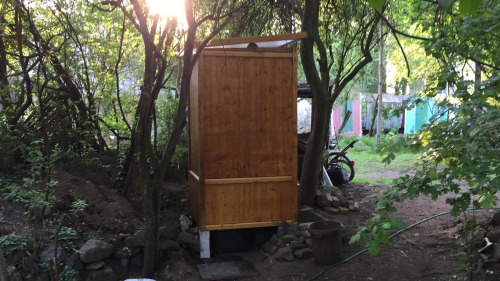 Toilette mit Komposttoilettensystem Biolan eco vertieft · Seitenansicht