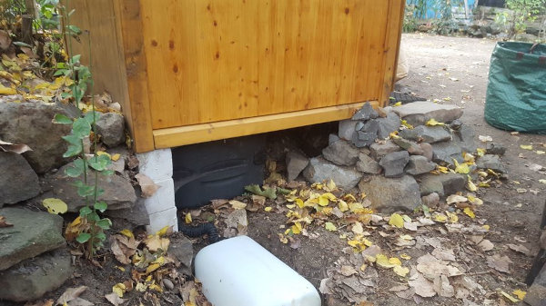 Toilette mit Komposttoilettensystem Biolan eco vertieft · Seitenansicht mit Sickerwasserkanister