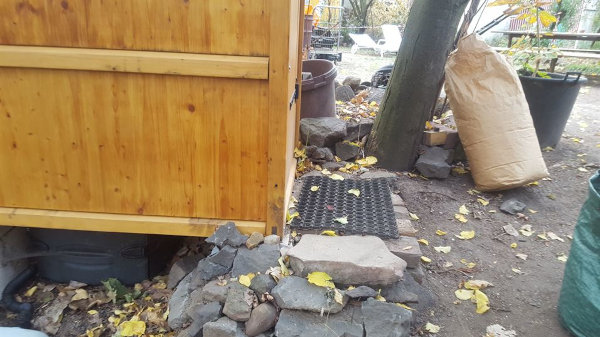 Toilette mit Komposttoilettensystem Biolan eco vertieft · Seitenansicht, Eingang ebenerdig