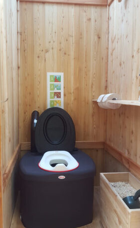 Toilettehäuschen WIESE aus Lärchenholz - mit Biolan eco - Innenansicht mit optionalen Kindersitz und Einstreukiste