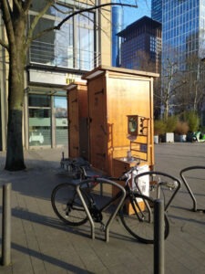Toilettenanhänger mit 2 Komposttoiletten WIESE_nowato Toilettenvermietung Frankfurt.