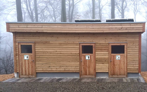 Öffentliche Toilettenanlage für Ausflugsgaststätte, 2 Toilettenräume Frauen, mit Vorraum; 1 Toilettenraum Männer mit zwei Urinalen; 1Toilettenraum Personal; 1 Toilettenraum barrierefrei, mit Urinal. Gebäude errichtet auf Bodenplatten mit Fertigfußboden von örtliche Firmen