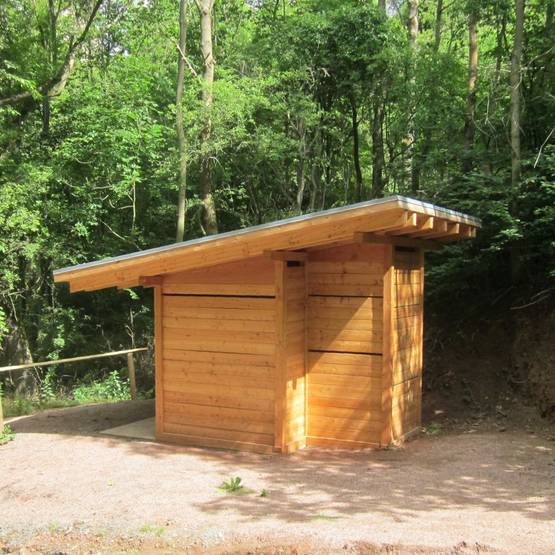 Toilettenanlage Brandenburg, Thüringen - Öffentliche Toilettenanlage, 1 Toilettenraum Frauen; 1 Toilettenraum Männer mit Urinal. Gebäude errichtet auf Bodenplatten von örtliche Firmen