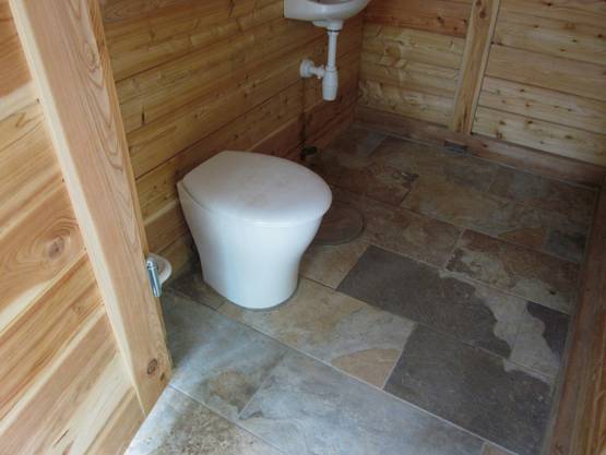 Toilettenanlage Brandenburg, Thüringen - Öffentliche Toilettenanlage, Innenansicht Toilettenraum Frauen
