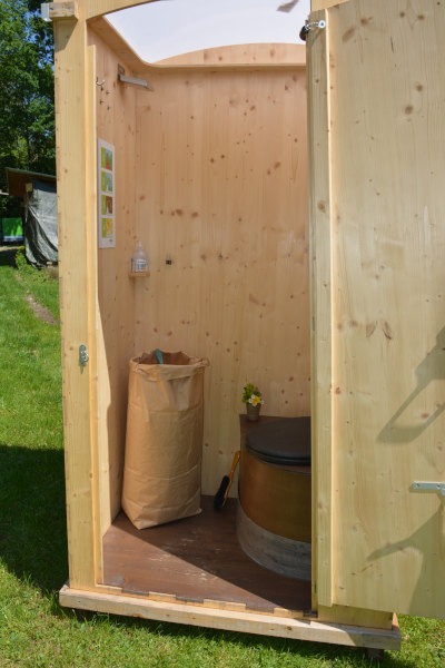 Toilettenhäuschen Komposttoilette HEIDE von nowato, Tasche mit Einstreu