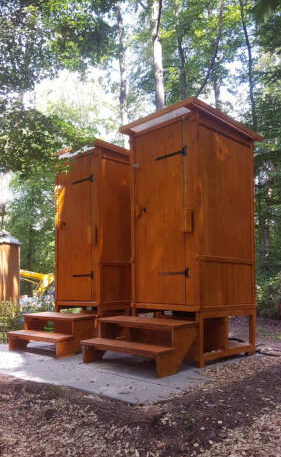 Toilettenhäuschen WIESE aus Läche lasiert - mit Toilettensystem Biolan eco - Ansicht von vorne