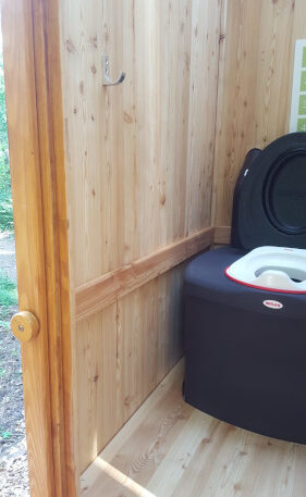 Toilettenhäuschen WIESE aus Läche mit Toilettensystem Biolan eco und optionalem Kindersitz - Innenansicht