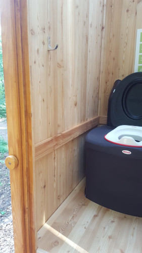 Toilettenhäuschen WIESE aus Läche mit Toilettensystem Biolan eco und optionalem Kindersitz - Innenansicht