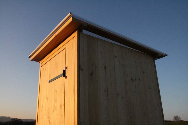 Komposttoilette aus Lärchenholz. [Galerie Wald standard Biolan]