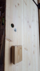Toilettenhaeuschen Wald Laerche Tür Aussenansicht:Türgriff und Anzeige Frei/Besetzt