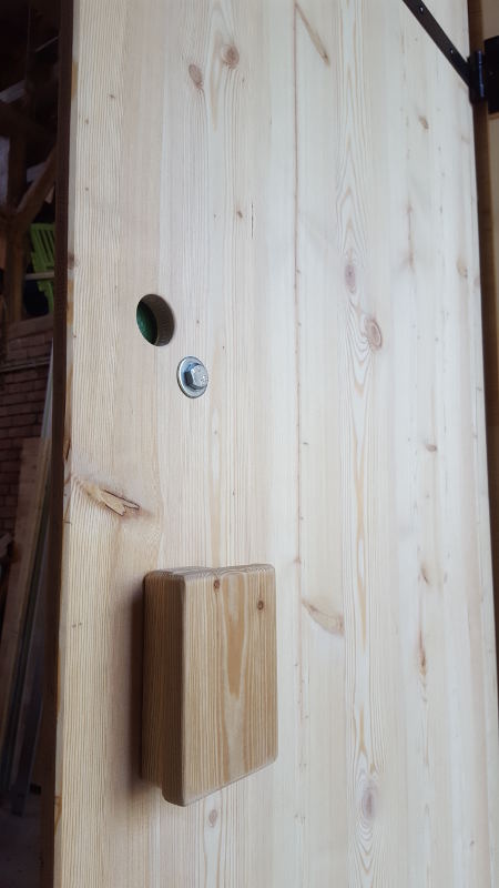 Toilettenhaeuschen Wald Laerche Tür Aussenansicht:Türgriff und Anzeige Frei/Besetzt