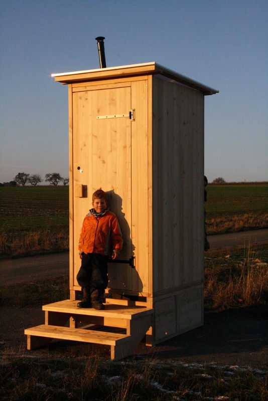 Toilettenhaeuschen Wald-Kompakt aus Laerche mit Biolan eco und Option: Podestverkleidung. [Galerie Wald standard Biolan]