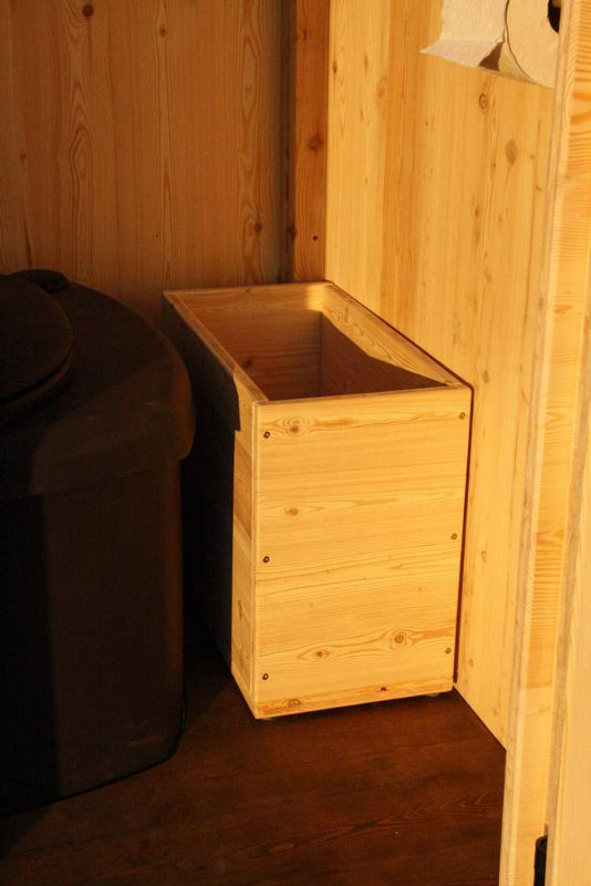 Toilettenhaeuschen Wald mit Biolan eco. Option: Einstreukiste aus Holz, Fichte oder Lärche. [Galerie Wald standard Biolan]