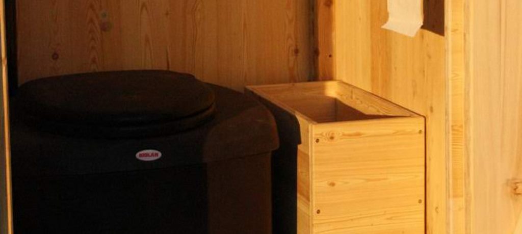 Toilettenhaeuschen Wald kompakt Laerche