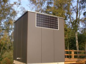 Toilettenhaus PANEEL mit Goldgrube - Ansicht Hinten, mit Solarpaneel