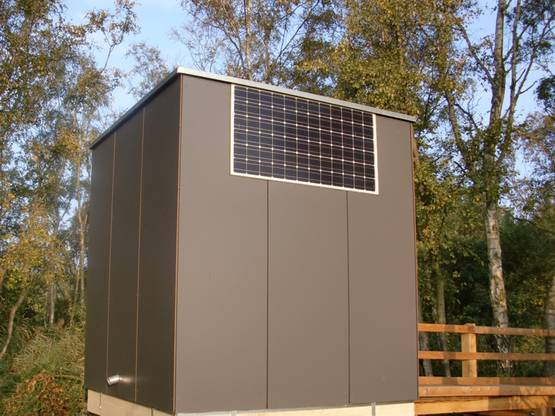 Toilettenhaus PANEEL mit Goldgrube - Ansicht Hinten, mit Solarpaneel
