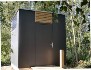 Toilettenhaus PANEEL mit Goldgrube - Vordeansicht mit Zugangssteg