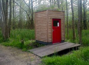 Toilettenhaus LÄRCHE, nach 2 Jahren mit Dachbegrünung