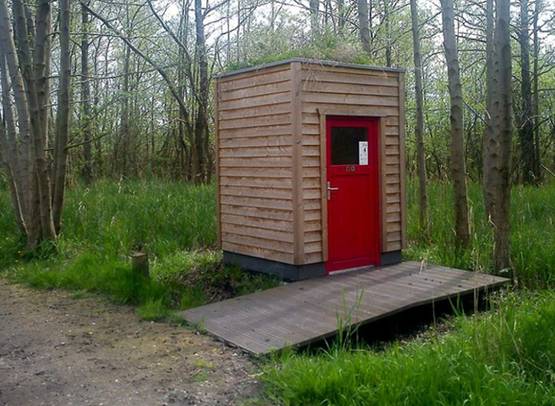 Toilettenhaus LÄRCHE, nach 2 Jahren mit Dachbegrünung