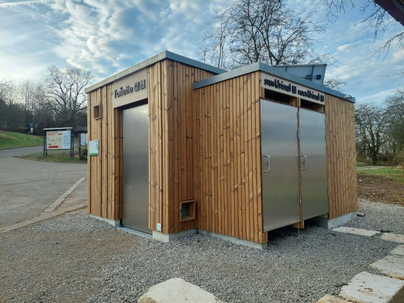 Trocken-Toilettenanlage KUBUS mit Damen-Pissoir und Herren-Pissoir - ökologische öffentliche Toilette ohne Wasser