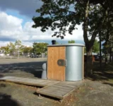 Trockentoilette BUMPER mit Rampe aus Kastanienholz
