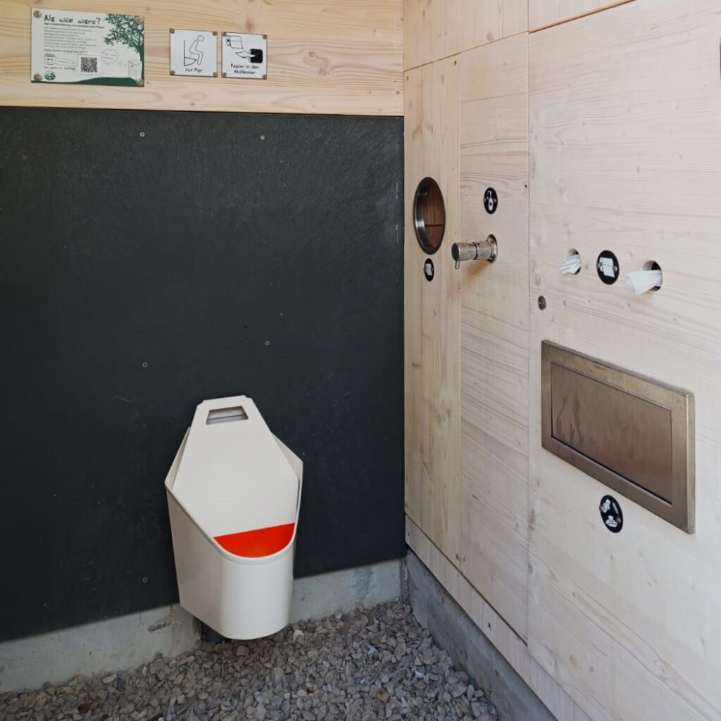Innenraum der Trockentoilette KUBUS Groß mit Hockurinal, wasserlos gestaltet