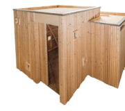 Trockentoilette KUBUS - öffentliche Toilette aus Lärchenholz mit Toilettensystem ECODOMEO - Ansicht front, Tür offen