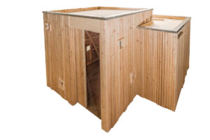 Trockentoilette KUBUS - öffentliche Toilette aus Lärchenholz mit Toilettensystem ECODOMEO - Ansicht front, Tür offen