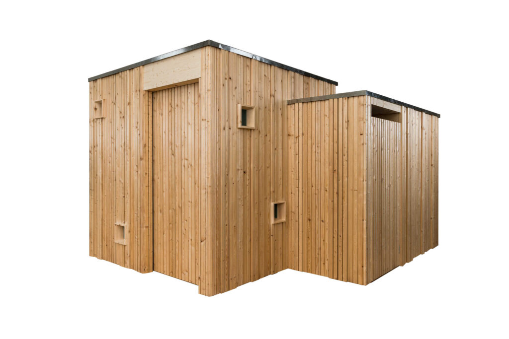 Trockentoilette KUBUS - öffentliche Toilette aus Lärchenholz mit Toilettensystem ECODOMEO - Ansicht front mit getrenntem Urinal