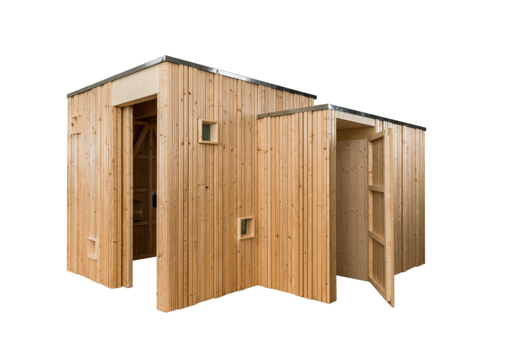 Trockentoilette KUBUS - öffentliche Toilette aus Lärchenholz mit Toilettensystem ECODOMEO - Ansicht front mit Nebenpissoir, Türe offen