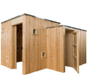 Trockentoilette KUBUS - öffentliche Toilette aus Lärchenholz mit Toilettensystem ECODOMEO - Ansicht front mit Nebenpissoir, Türe offen