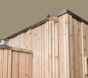 Trockentoilette KUBUS - öffentliche Toilette aus Lärchenholz mit Toilettensystem ECODOMEO - Detail Entlüftung und Entwässerung des Daches