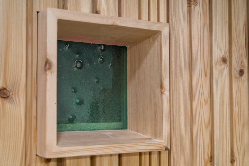 Trockentoilette KUBUS - öffentliche Toilette aus Lärchenholz mit Toilettensystem ECODOMEO - Detail Fenster