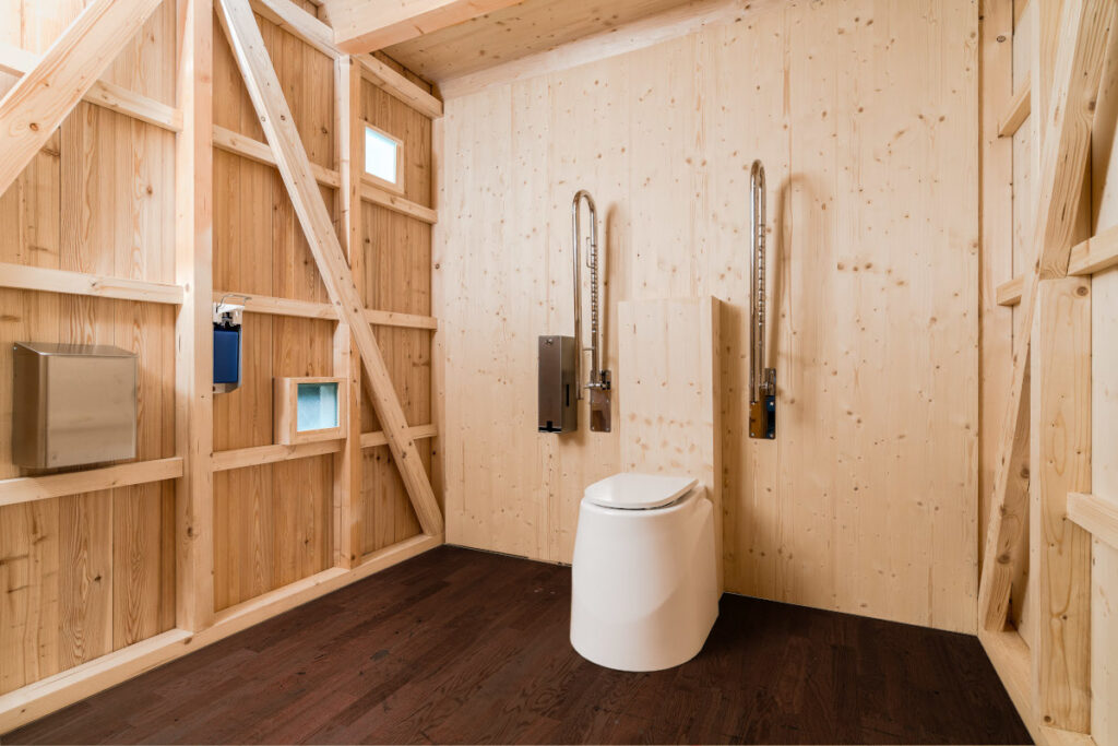 Trockentoilette KUBUS - öffentliche Toilette aus Lärchenholz mit Toilettensystem ECODOMEO - Innenraum