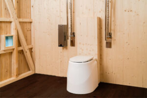 Trockentoilette KUBUS - öffentliche Toilette aus Lärchenholz mit Toilettensystem ECODOMEO - Innenraum