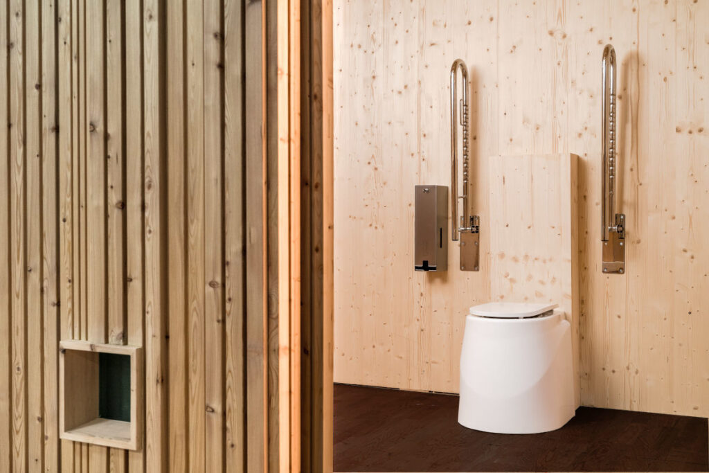Trockentoilette KUBUS - öffentliche Toilette aus Lärchenholz mit Toilettensystem ECODOMEO - Innenraum