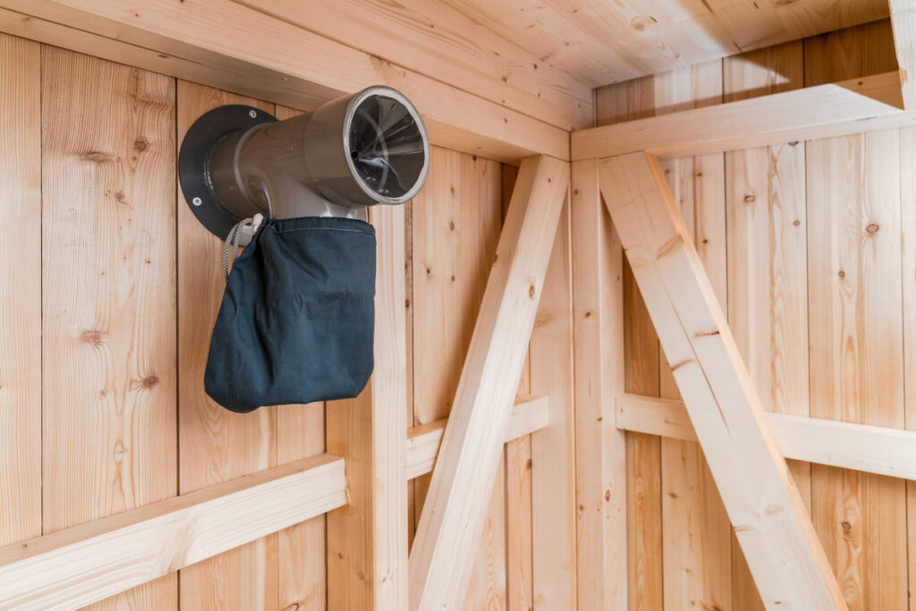 Trockentoilette KUBUS - öffentliche Toilette aus Lärchenholz mit Toilettensystem ECODOMEO - Kompostierungsraum und Detail Fliegenfalle