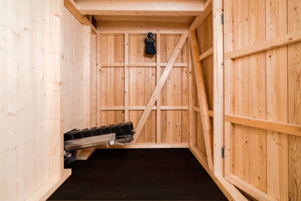 Trockentoilette KUBUS - öffentliche Toilette aus Lärchenholz mit Toilettensystem ECODOMEO - Kompostierungsraum und ECODOMEO-Förderband
