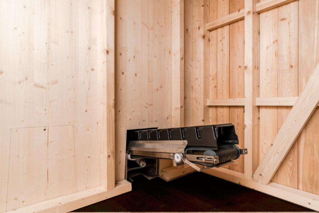 Trockentoilette KUBUS - öffentliche Toilette aus Lärchenholz mit Toilettensystem ECODOMEO - Kompostierungsraum und ECODOMEO-Förderband