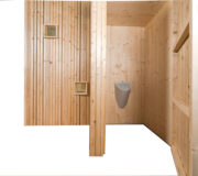 Trockentoilette KUBUS - öffentliche Toilette aus Lärchenholz mit Toilettensystem ECODOMEO - Seitenansicht mit Pissoir
