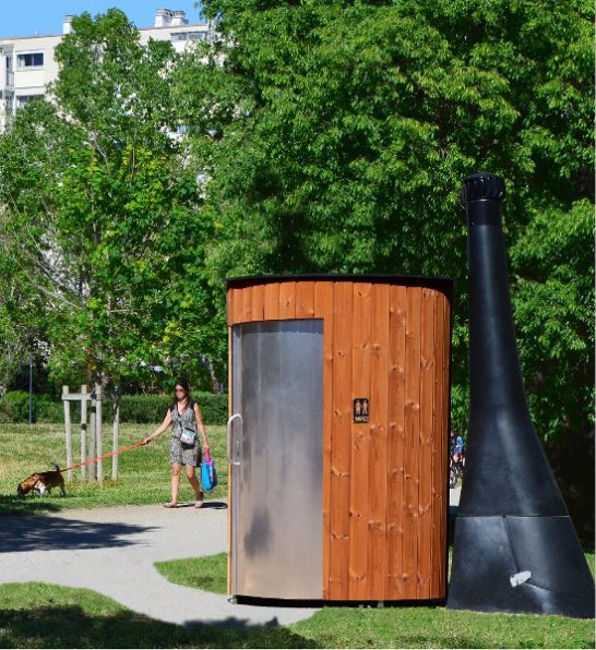 Toilette Kazuba KL2 Barrierefrei in einem Park