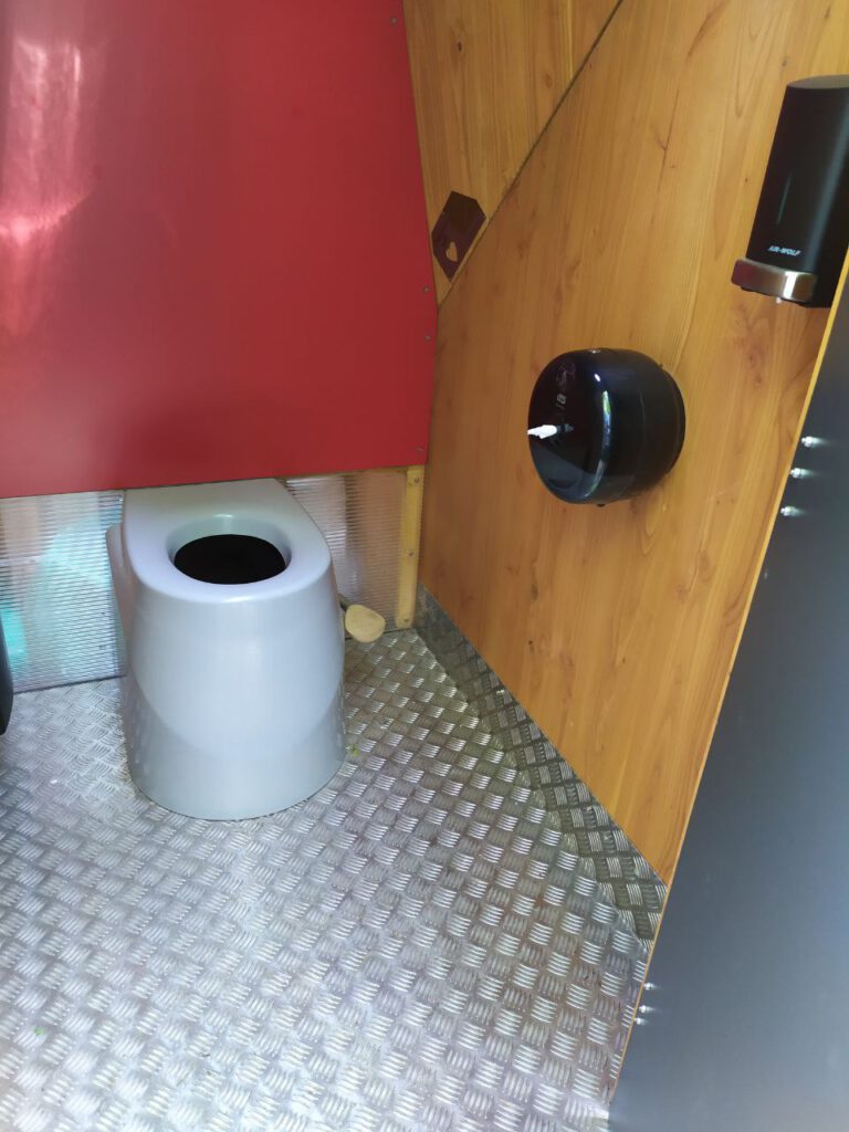 Innenansicht Trockentoilette LOVELY TOILETTE mit Trennsystem ECODOMEO