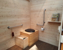 Trockentoilette WALD-barrierefrei – Einstreutoilette mit 80L-Behälter – Innenansicht