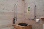 Trockentoilette WALD-barrierefrei Einstreutoilette mit 80L-Behälter – Option Stützklappgriff für mehr Barrierefreiheit