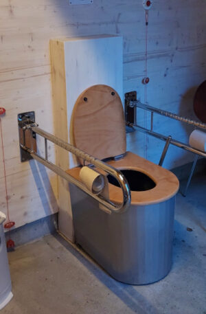 Trockentrenntoilette ECODOMEO in Toilettenanlage KUBUS 600x600