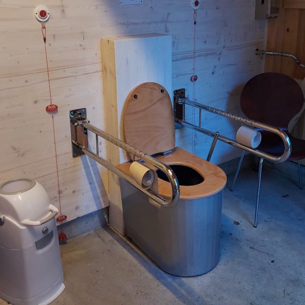 Trockentrenntoilette ECODOMEO in Toilettenanlage KUBUS 600x600